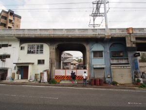 ところどころに壁のない、使われていない高架下があった