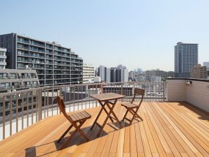 6階の屋上にはテーブルと椅子が置かれ、入居者たちの気分転換のスペースになっている。入居者が集まって、バーベキューを楽しむこともあるそうだ