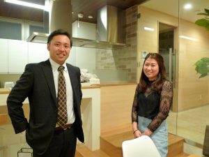 株式会社ウィルグループのシェアハウス部部長、若泉大輔さんと、「テックレジデンス恵比寿」に住む中西由貴さん