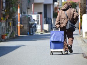 買い物弱者は約700万人と推計、大都市圏も例外ではない。市町村の対策も含めて伝えた記事が買うの3位