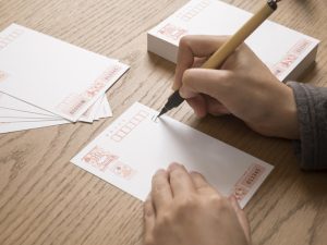 年々、年賀はがきの取り扱い数量は減少傾向にある
