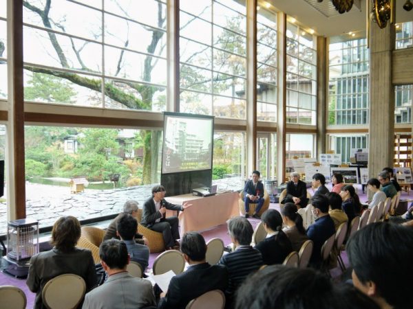 シンポジウム第二部のトークセッション。2014年に「建築のこころ-アーカイブにみる菊竹清訓」展を開催した国立近現代建築資料館の桐原武志氏、その調査や会場構成にあたった早稲田大学理工学術院建築学科助教の斎藤信吾氏も登壇、国立米子工業高等専門学校名誉教授の熊谷昌彦氏がコーディネーターを務めた