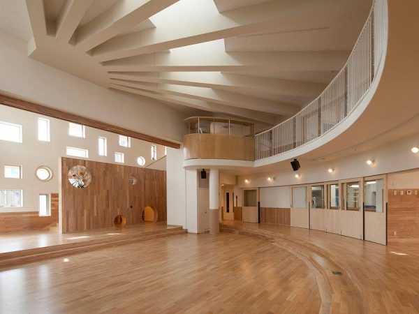 広々とした園舎。園庭も広ければ建物内も広く、子ども達は楽しそうに身体を動かす