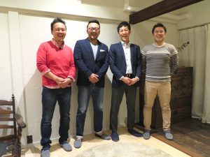 左から越水氏、エヌアセットの宮川氏、管理人を務める松田氏、石井氏