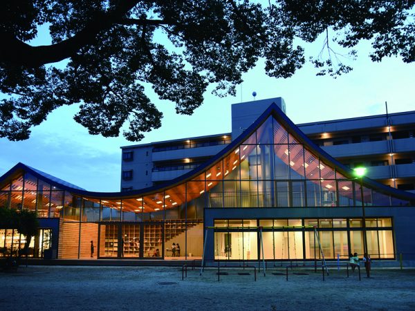 紐の両端を持って垂れさがる時の曲線をイメージさせるカテナリー・カーブ（懸垂曲線）を描く大屋根が印象的！</br>すべて異なる形状の木梁を組み合わせたニット状の架構が東西の棟に渡るのが外からも分かる圧巻の木造建築【THANK】