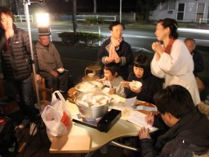 老若男女100人近くが小料理つばめに来店した。割烹着姿が小料理つばめの女将？宇野津暢子さん

