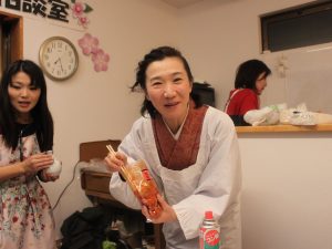 ママ友たちが総出で助けてくれた。ママの夫が料理長を引き受けた