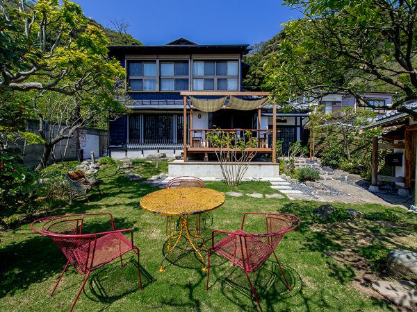 天気の良い日には、カフェのテラスでお庭を眺めながらゆっくりとコーヒーを楽しめる