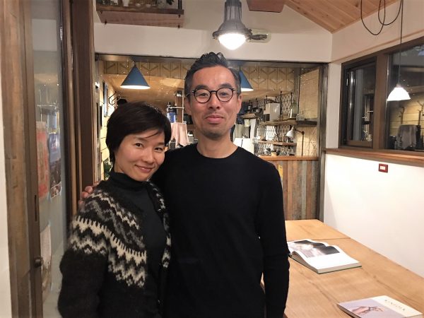 オーナーご夫妻の横山亨さん（右）と奥様の孫鎬廷さん（左）。奥様の孫さんは、行政書士の資格を取り『甘夏民家』の１室をシェアオフィスに行政書士事務所を構える