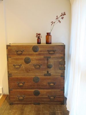 残されていた家具が室内あちこちに置かれているのだが、どれもそのまま使える状態だったとか。100年近く経っていても使えるということに驚くと同時に、それならこれから100年使うこともできるのではないかと思った