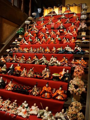 大和な雛まつりでは、中央階段を雛壇に見立てて人形を飾る