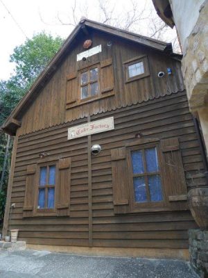 独立した建築家・佐々木さんが、1983年に最初に建てたログハウス。ここの1階を家具工房、2階を建築事務所としていた