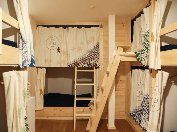 木のぬくもり溢れるyuyuのベッドルーム。札幌のアーティストさんが手がけたカーテンが心地よく揺れる