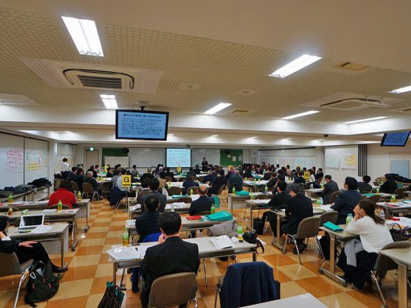 ▲埼玉県宅地建物取引業協会初の取り組みとして『タウンマネジメントスクール』が開催されたのは2018年1月30日・31日の2日間。「有料の勉強会なので、参加者が集まるかどうか不安だった」という担当者の心配をよそに、定員数を大きく上回る約70社が参加した。通常の勉強会では60代の会員が多いそうだが、今回は40代前後の2代目・3代目経営者が多くを占めた