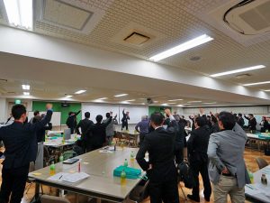 ▲閉会の際には全員が起立してシュプレヒコール。会場の熱気や参加者の結束が感じられる瞬間だった