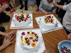 子ども達がデコレーションしたクリスマスケーキ。季節ごとのイベントも頻繁に開かれている。普段手伝ってくれている人は女性が多いため、季節ごとのイベントでは男性にも手伝いをお願いしているとか