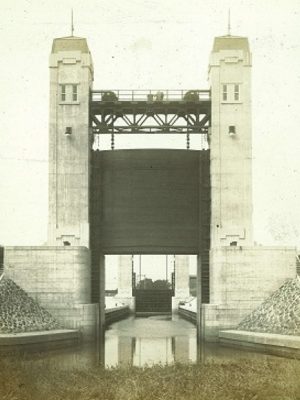 往時の三栖閘門。閘門内の水位を調整することで、水位の違う二つの河川を連絡していた