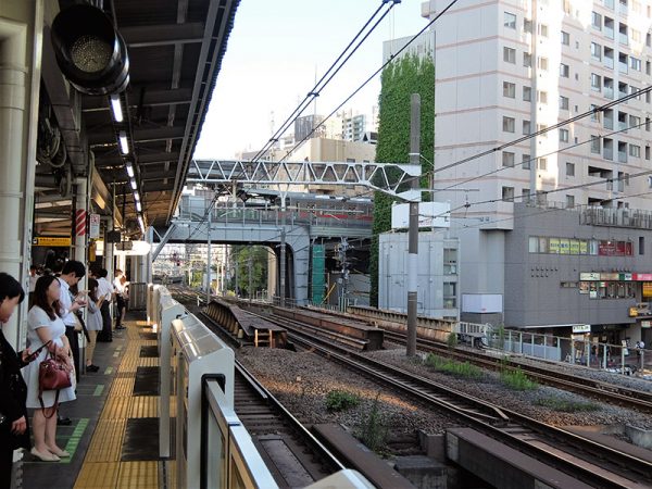 JR山手線のホームをまたいで走る、高架式の東急池上線五反田駅