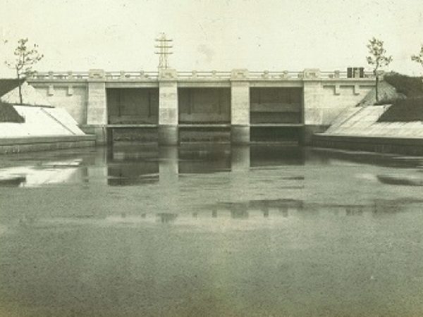 往時の三栖洗堰。三連の水通には、頑丈な扉が備えられている