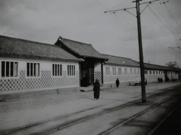 「木下次郎四郎屋敷表門・長屋」明治末～大正初年（和歌山市立博物館蔵）。海鼠壁の長屋門が見事に続いている