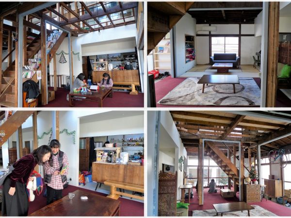 上左）取材当日、1階ホールでは地域の日直が運営するカフェが開かれていた</BR>上右）奥には畳の和室がある。和室に置かれたソファやピアノなども地域の空き家からのリサイクル</BR>下右）階段が1階空間のアクセントに</BR>下左）日直の女性と談笑する冨永さん