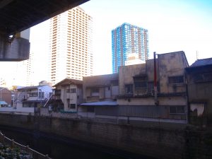 古川沿いはかつての工場地帯だが今はマンションが増えている