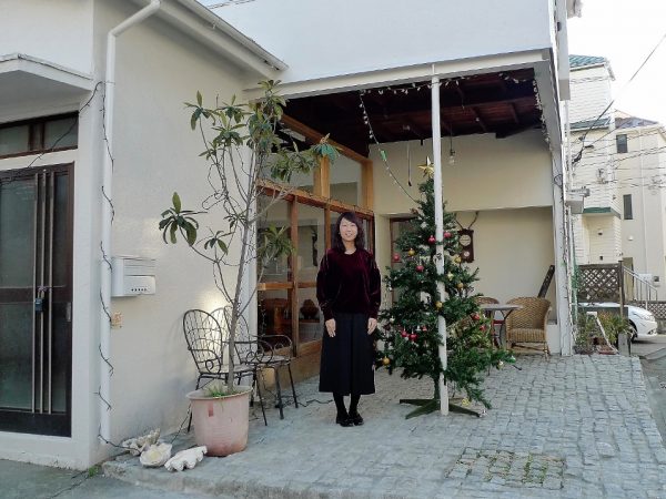 冨永美保さん（カサコの軒下にて）</BR>☆芝浦工業大学工学部建築工学科卒業時、「せんだいデザインリーグ2011卒業設計日本一決定戦」で日本一に。横浜国立大学大学院Y-GSA修士課程修了後、東京藝術大学美術学科建築科教育研究助手を経て、2014年に伊藤孝仁さんと「トミトアーキテクチャ」を設立。2016年から慶應義塾大学、芝浦工業大学などで非常勤講師として後進の指導にもあたる</BR>☆受賞/第2回吉祥寺コミュニティデザイン大賞最優秀賞（吉祥寺さんかく屋台）、第9回三井住空間デザインコンペティション最優秀賞（庭が回る家）、第1回JIA神奈川デザインアワード優秀賞（カサコ）ほか

