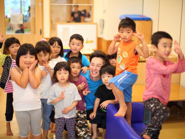 認定こども園「ほろん」の一コマ。元気一杯の子どもたち。