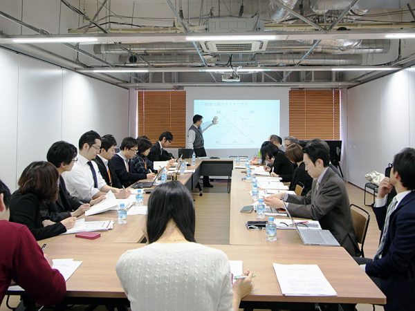 2018年2月20日、株式会社LIFULLで開催された「第8回住宅市場分析研究会」の様子。<BR />日本大学スポーツ科学部教授/マサチューセッツ工科大学不動産研究センター研究員 清水千弘氏を中心に17名が出席した