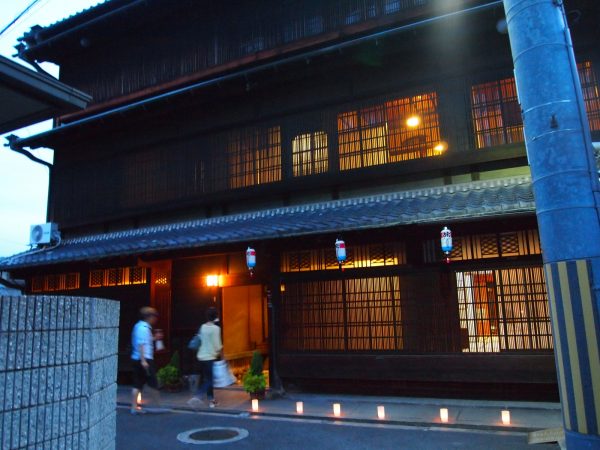 夜の町屋物語館。格子窓が特徴的だ