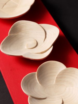 らんま彫刻の技を活かし、約40種類のノミを使って、ヒノキの1枚板から大胆かつ丁寧に彫り上げた3種の花小皿