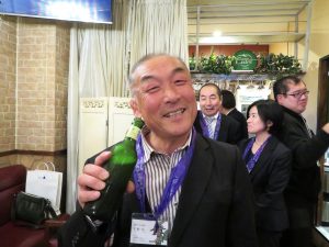 学校の食育の授業などにも登壇するという平野氏。残念ながら手にしているのは小松菜ハイボールではない