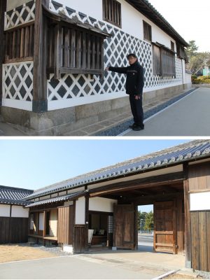 格式の高い家でしか許されていなかった「海鼠壁」。横に立っている工藤氏との対比をみてもこの門や塀の立派さが分かる（写真上）。裏側にまわってみると、壁だと思っていたその場所に住居が出現する（写真下）