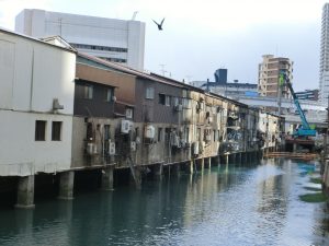 市場のメイン通りと平行に流れる神獄川。川の上に２階建ての建物が張り出している