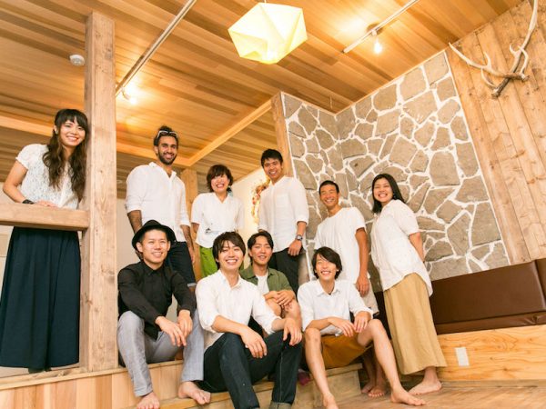 3人の代表が立ち上げた合同会社Staylinkは、少しずつ人数を増やし前進している。この場所はyuyu。全てみんなの手作りのリノベーションによるものだというから驚きだ