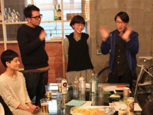 建築家の横溝さん（右）たちによって商店街に拠点が