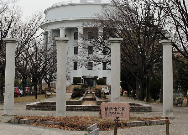 公園の中に位置する白亜の建物として、美しい風景を作り出している名古屋市演劇練習館。配水塔当時はコンクリートの素肌のままだったといわれる