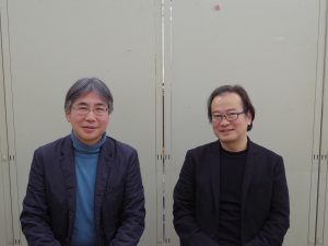 左が発案者の西嶋公一さん。建築は専門ではないが大好きで、国内や海外のマニアックな建築を見に行くのが趣味だという。右が田中智之さん。熊本の街は「ポリフォニックシティ」（一見無秩序なようでいて、全体として纏まり響き合う街）だと評する（写真：山口）