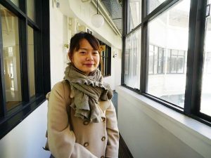 ▲『新桜川ビル』を案内してくれたアートアンドクラフトの土中萌さん。1・2階は店舗と事務所、3・4階は賃貸住宅フロア、屋上には入居者専用の洗濯物干し場がある。「阪神高速をすぐ目の前に眺める屋上スペースは最高です」と土中さん