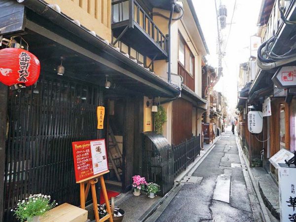 ▲幅員わずか2ｍの細長い路地が続く先斗町は大人が2人も並べば道幅いっぱいになるほど。現在は『先斗町まちづくり協議会』の防災計画の一環で電線の埋設工事が進められている