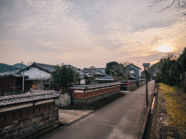 飫肥の重伝建地区に残る街並みは、江⼾時代にタイムスリップしたようだ（写真：Kiraku Japan 合同会社）