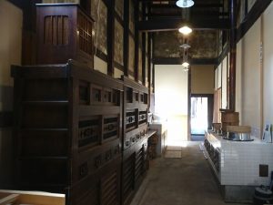 玄関から裏手に出る「通り庭」など、自由で近代的な発想で建てられている