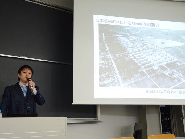 小正茂樹氏（UR都市機構西日本支社）、モノクロ写真は金岡団地の空撮写真