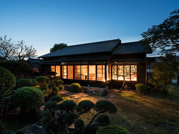 一棟貸しの宿泊施設として使われている旧勝目邸。昔の医師の家をリノベーションした宿である（写真：Kiraku Japan 合同会社）