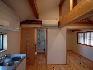 １階はワンルームだが、ほぼ同じ広さの2階は住む人が使い方に合わせて仕切れるようになっている。浴槽はなく、シャワーブースだが、腰掛けのあるリラックスできるタイプ