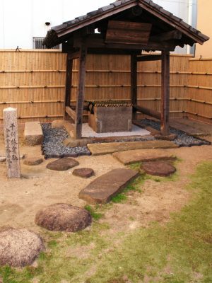 堺市堺区宿院の千利休屋敷跡。利休が愛用したという椿の井戸が残る。