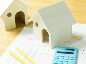 フラット35がリニューアルされ、これまで別途加入して保険料を支払っていた団体信用生命保険が住宅ローンにセットされることになった