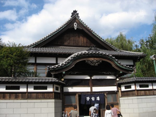 江戸東京たてもの園 内にある昭和の趣の銭湯建物　子宝湯