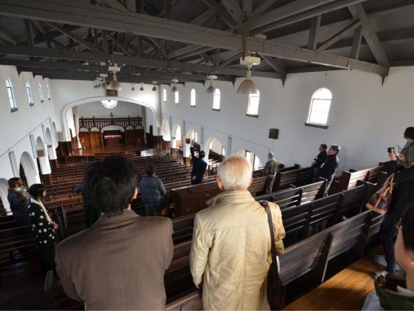 第4回けんちく寿プロジェクト ウィリアム・メレル・ヴォーリズ設計「九州学院高等学校講堂兼礼拝堂」の卒寿(90歳)の祝いにて。熊本地震による損傷の補修も終え、今も現役(93歳)で学生を迎える（写真提供：けんちく寿プロジェクト）