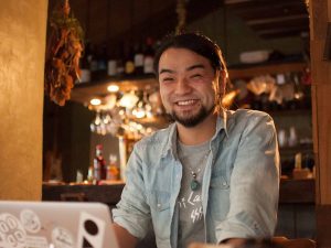 ▲「リノベーションをはじめた当初は、地元の人たちも“一歩引いて様子を見ている”という感じでしたが、今は“お店にはなかなか行けないけど、応援してるからね”って言ってくれる人が増えました。特に、他からの移住者の方々は“この店があって良かった”と言ってくれますね。どうやらうちの店は、竹田のまちにはちょっとお洒落すぎるようで、地元の人たちからは“店に入るのにハードルが高い”と言われます。もっといろんな世代の人に来てもらえるように努力しなくちゃ（笑）」と小林さん。竹田に戻ったあとは偶然友人の結婚式で出会ったという建築関係の仕事をする奥さまと結婚。一児のパパとして子育ても頑張っている